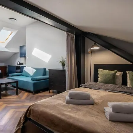 Close-golden - Old Town - Marcinkowskiego #1