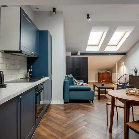 Close-golden - Old Town - Marcinkowskiego #1